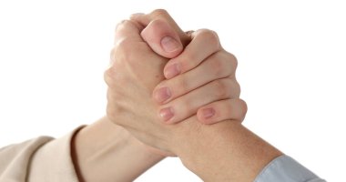 Genç ve olgun kadınlar arasındaki güçlü el sıkışma, destek kavramı, rekabet ve nesiller arası bağlantı, güçlü kavrama sembolü, birlik ve rekabet.