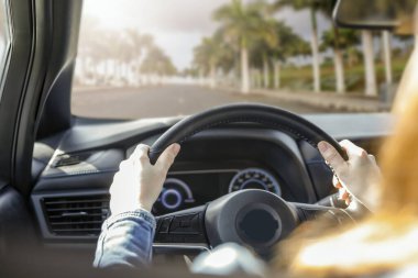 Kadın ellerinin direksiyona geçmesini ve yolda araba kullanmasını istiyorum. Arabanın içi ve yeni teknoloji ve navigasyon konsepti.