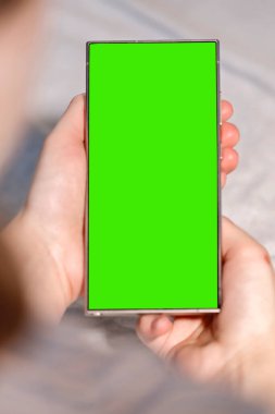 Metnin için fotokopi alanı olan boş ekran akıllı telefonu tutan kadın. Model.