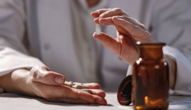 Tıp şişesi ve ilaç konsepti olan bir doktor. Ürün için alanı kopyala.