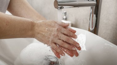 Banyodaki Akan Suyun Altında Ellerin Yakın Çekimi Hijyen Lavabosu ve Günlük Rutin Konsepti