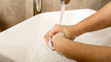 Banyodaki Akan Suyun Altında Ellerin Yakın Çekimi Hijyen Lavabosu ve Günlük Rutin Konsepti