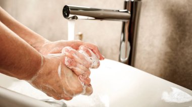 Banyodaki Akan Suyun Altında Ellerin Yakın Çekimi Hijyen Lavabosu ve Günlük Rutin Konsepti