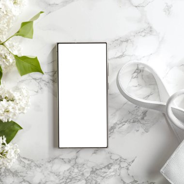 Anneler Günü ya da düğün dairesi eflatun çiçekleri ve beyaz mermer arka planda beyaz bir çantayla yatıyordu. Yazı ya da ürün için boş fotokopi alanı olan romantik bir kompozisyon. Tasarım projesi için mükemmel.
