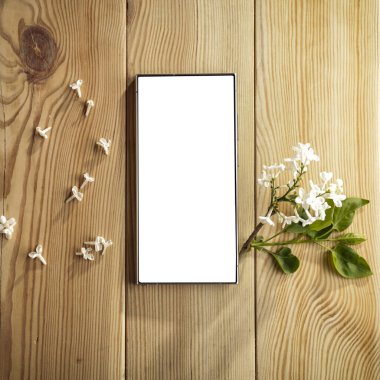 Leylak ve cep telefonlarından oluşan zarif bir yay dairesi. Anneler Günü için mükemmel bir tasarım. Metin veya ürün için akıllı telefon ekran kopyalama alanı