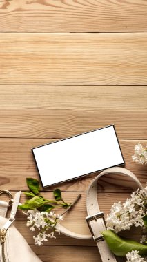 Metin ya da ürün için boş akıllı telefon ekran kopyalama alanı oluştur. Ahşap arka planda leylak çiçekleri. 3 boyutlu görüntüleme. 3 boyutlu illüstrasyon. Zarif Leylaklar Düzlüğü - Anneler Günü için mükemmel..