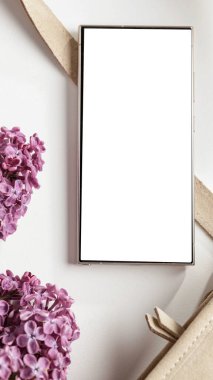 Metin ya da ürün için boş akıllı telefon ekran kopyalama alanı oluştur. Ahşap arka planda leylak çiçekleri. 3 boyutlu görüntüleme. 3 boyutlu illüstrasyon. Zarif Leylaklar Düzlüğü - Anneler Günü için mükemmel..