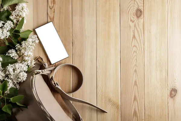 Bahar çiçekleri, cep telefonu ve kadın çantası. Anneler Günü için mükemmel bir tasarım. Metin veya ürün için akıllı telefon ekran kopyalama alanı.