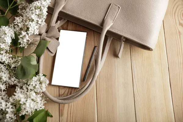 Bahar çiçekleri, cep telefonu ve kadın çantası. Anneler Günü için mükemmel bir tasarım. Metin veya ürün için akıllı telefon ekran kopyalama alanı.