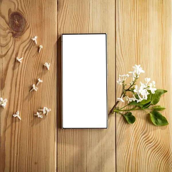 Leylak ve cep telefonlarından oluşan zarif bir yay dairesi. Anneler Günü için mükemmel bir tasarım. Metin veya ürün için akıllı telefon ekran kopyalama alanı