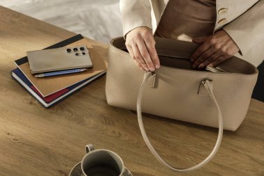 Çalışma masasında Kadın Elleri Paketleme Çantası Sabah Rutini.