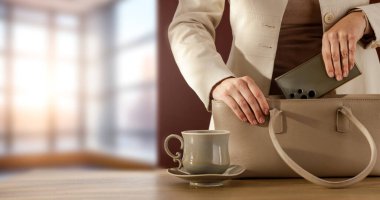 Masa başı sabah rutininde kadın el çantası paketleme çantası. Boşluk ve iş hayatı, üretkenlik, evden çalışma veya günlük rutin kavramları kopyala.