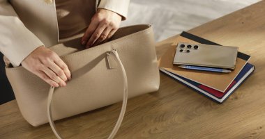 Masa başı sabah rutininde kadın el çantası paketleme çantası. Boşluk ve iş hayatı, üretkenlik, evden çalışma veya günlük rutin kavramları kopyala.