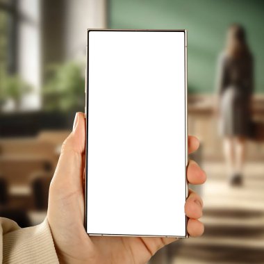 Okul geçmişi bulanık, elinde boş ekranlı akıllı telefon tutan bir öğrenci. Metin ve ürünler için alanı kopyala.