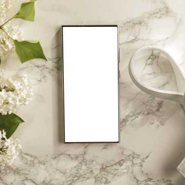 Metin veya ürün için kopyalama alanı olan ahşap bir masanın üzerinde düz bir akıllı telefon yatıyordu. Moda, kozmetik, yaşam tarzı proje tasarımları veya ürün yerleştirme temaları için mükemmel