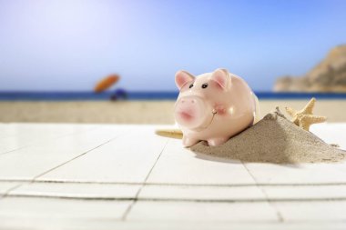 Kumsaldaki Kumsal Kumsalı, Tahta Güverte Tasarruf Tasarrufları Konsepti. Boşluğu, bulanık sahili ve deniz arkaplanını kopyala.