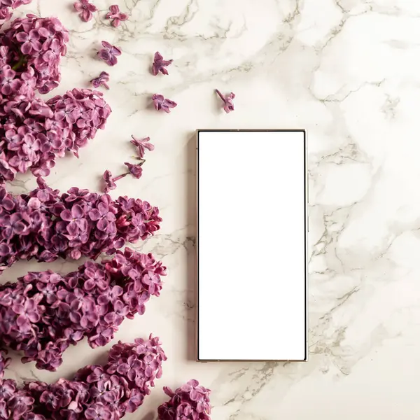 Metin veya ürün için kopyalama alanı olan ahşap bir masanın üzerinde düz bir akıllı telefon yatıyordu. Moda, kozmetik, yaşam tarzı proje tasarımları veya ürün yerleştirme temaları için mükemmel