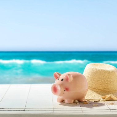 Deniz kıyısındaki güvertede tatil bütçesi domuz kumbarası. Kopyalama alanı ve tatil tasarrufu, tatil planlaması, yaz finansmanı veya seyahat için kişisel bütçe. 