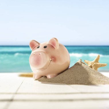 Deniz kıyısındaki güvertede tatil bütçesi domuz kumbarası. Kopyalama alanı ve tatil tasarrufu, tatil planlaması, yaz finansmanı veya seyahat için kişisel bütçe. 