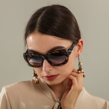 Modern yaşam tarzı, moda editörleri, sosyal medya, markalaşma veya ürün yerleştirme konularında metin veya grafikler için alanı olan Asgari Boş Arkaplan temalı Moda Moda Modeli Pozisyonu.