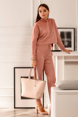 Genç bir kadının portresi Fransız tarzı beyaz duvar modası, güzellik, moda başyazıları, manken portföyleri, reklam modelleri veya minimalist güzellik ve yaşam tarzı kavramlarına karşıdır..