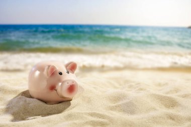 Kumsaldaki kumsal, deniz ve gökyüzü arkaplanı, ürün yerleştirme ve metin için yer. İş ve tatil konsepti için para biriktirme.