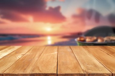 Sunset 'te BBQ Grill ile Boş Masa Sahilde Yaz Ürünleri Görünümü Konsepti