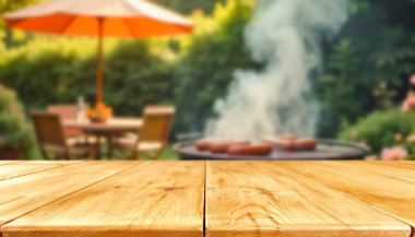 Mangal ızgaralı boş masa ve arka planda bahçe ürün yerleştirme alanı olan açık hava pişirme konsepti.