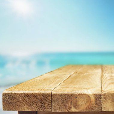 Bulanık deniz altyapısı olan boş ahşap güverte. ürün gösterimi montajı, yaz tatili konsepti.