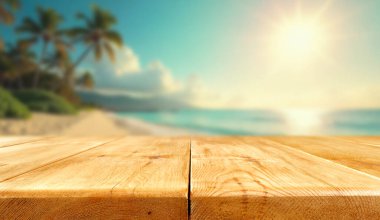 Bulanık deniz altyapısı olan boş ahşap güverte. ürün gösterimi montajı, yaz tatili konsepti.