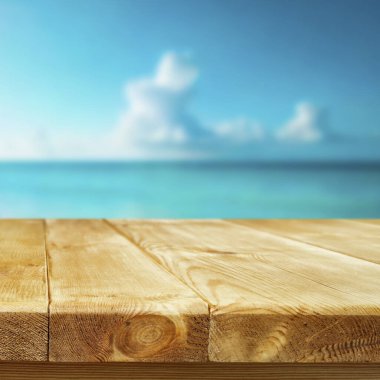 Bulanık deniz altyapısı olan boş ahşap güverte. ürün gösterimi montajı, yaz tatili konsepti.