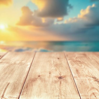 Bulanık deniz altyapısı olan boş ahşap güverte. ürün gösterimi montajı, yaz tatili konsepti.