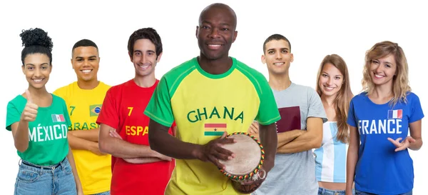 来自加纳的球迷与来自西班牙 墨西哥 卡塔尔 阿根廷和法国的鼓手以白色为背景进行了隔离 — 图库照片