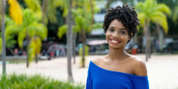 Retrato Una Mujer Adulta Joven Afroamericana Con Pelo Rizado Aire — Foto de Stock