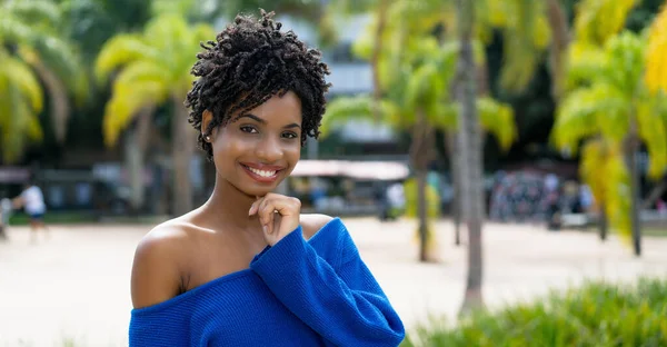 Csinos Afro Amerikai Fiatal Felnőtt Göndör Haj Szabadban Tenyérrel — Stock Fotó