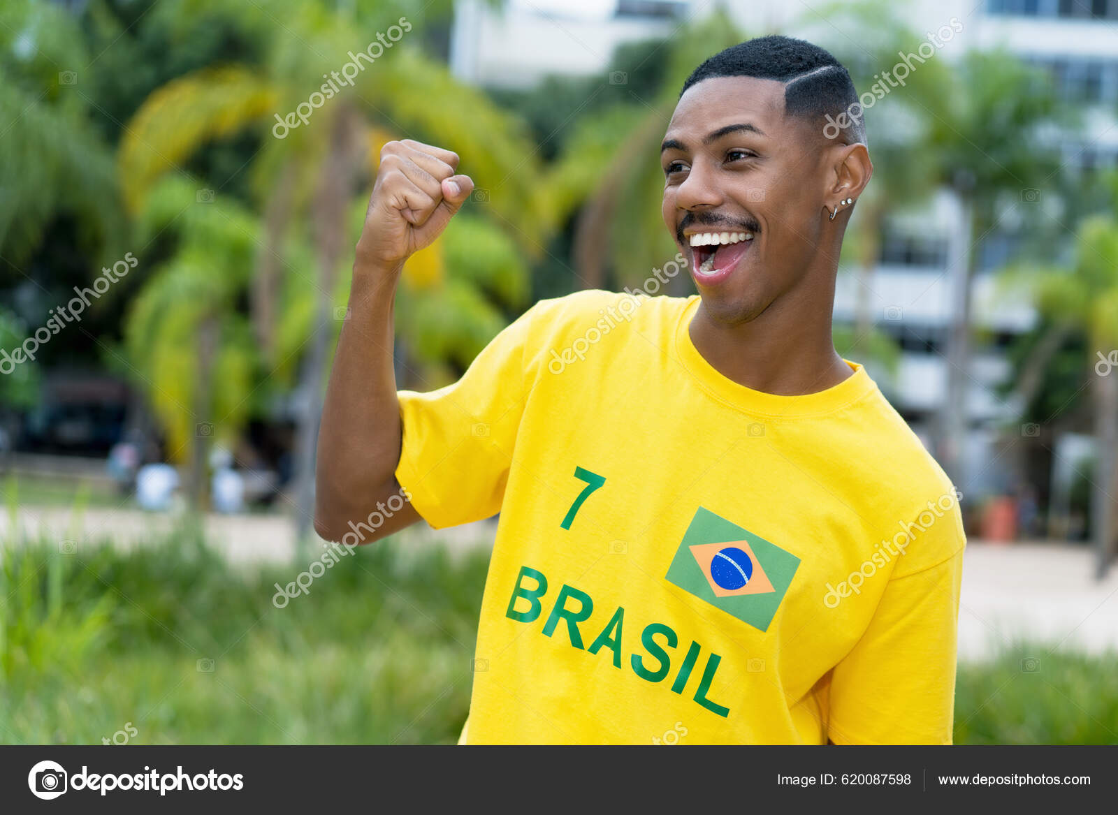 Jovem Animado Brasil Com Camisola Amarela Livre Bahia — Foto - Main Image