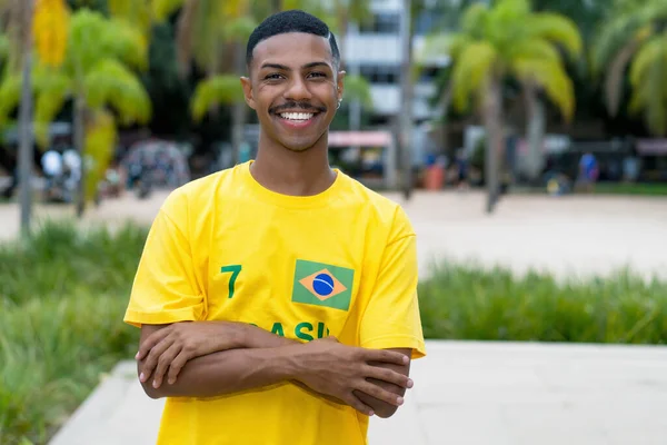 ブラジリアで黄色のサッカージャージの屋外でブラジルからハンサムな若い男 — ストック写真