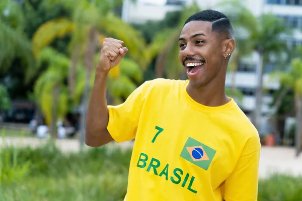 Emocionado Joven Brasileño Con Camiseta Fútbol Amarillo Aire Libre Bahía —  Fotos de Stock