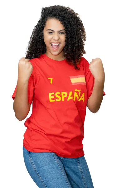 一名年轻的西班牙女子 身穿红色足球球衣 被白色背景隔离在球衣之外 被淘汰出局 她在欢呼 — 图库照片