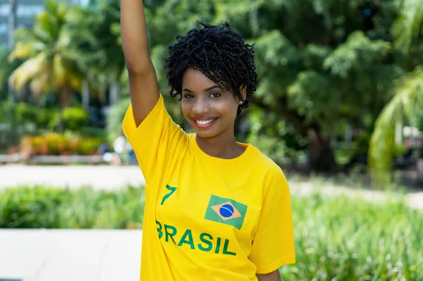Jublande Ung Kvinna Från Brasilien Med Gul Fotboll Tröja Utomhus — Stockfoto