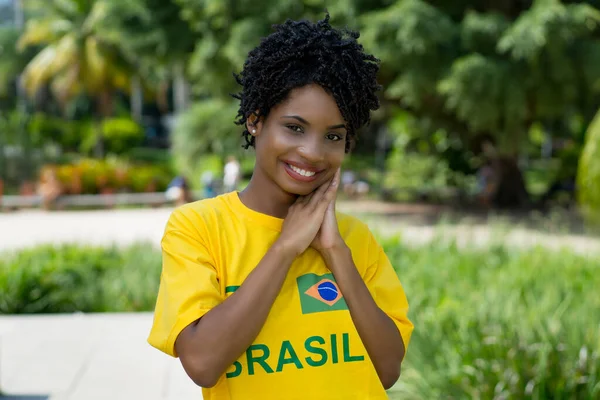 Vacker Ung Kvinna Från Brasilien Med Gul Fotboll Tröja Utomhus — Stockfoto