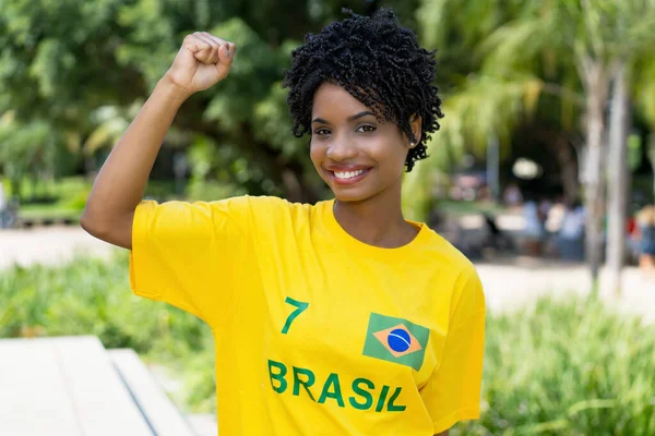 Vzrušená Mladá Žena Brazílie Žlutým Fotbalovým Dresem Venku Létě — Stock fotografie