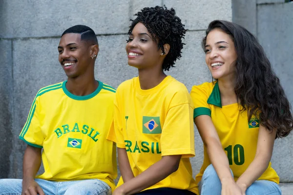 Skupina Smajících Fotbalových Fanoušků Brazílie Žlutým Fotbalem Venku Letním Dresu — Stock fotografie