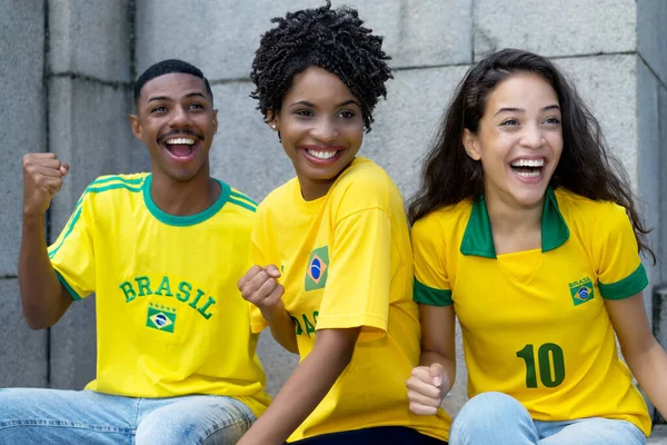 Grupo Fanáticos Del Fútbol Brasil Con Fútbol Amarillo Aire Libre — Foto de Stock
