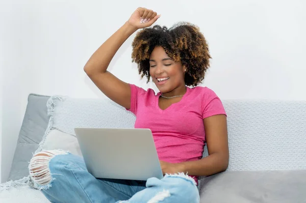 Boldog Afro Amerikai Fiatal Felnőtt Online Vásárlás Számítógép Beltéri Otthon — Stock Fotó