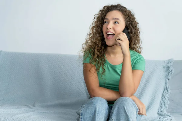Ενθουσιασμένη Νεαρή Ενήλικη Γυναίκα Τηλέφωνο Που Μιλάει Τον Φίλο Της — Φωτογραφία Αρχείου