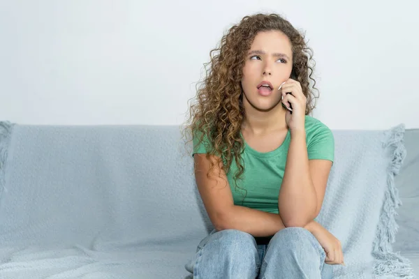 Evde Müşteri Hizmetleriyle Telefonda Konuşan Genç Yetişkin Bir Kadın — Stok fotoğraf