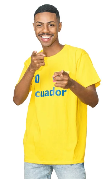 Śmiejący Się Młody Człowiek Ekwadoru Żółtej Koszulce Piłkarskiej Izolowany Białym — Zdjęcie stockowe
