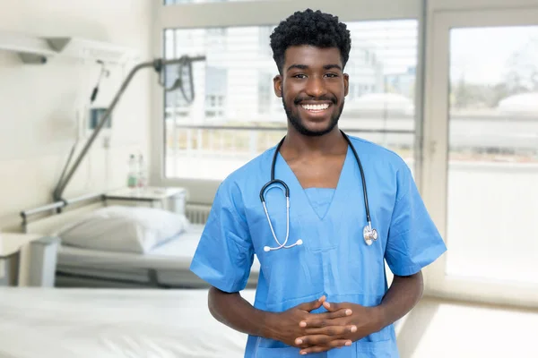 Όμορφος Αφροαμερικανός Νεαρός Γιατρός Νοσοκόμος Στο Νοσοκομείο Της Κλινικής — Φωτογραφία Αρχείου