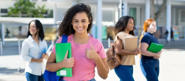 Счастливая Латиноамериканская Студентка Показывает Большой Палец Вверх Группой Молодых Людей — стоковое фото
